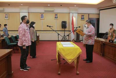 Sekdaprov Riau Lantik Pejabat Administrator di Lingkungan Pemprov Riau